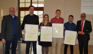 Eingerahmt von Sportjugend-Chef Stefan Leim (links) und Innenminister Roger Lewentz (rechts): die Newcomer des Jahres Steffen Becker, Janina Kolbeck, Markus Mix und Samuel Soffel (von links)